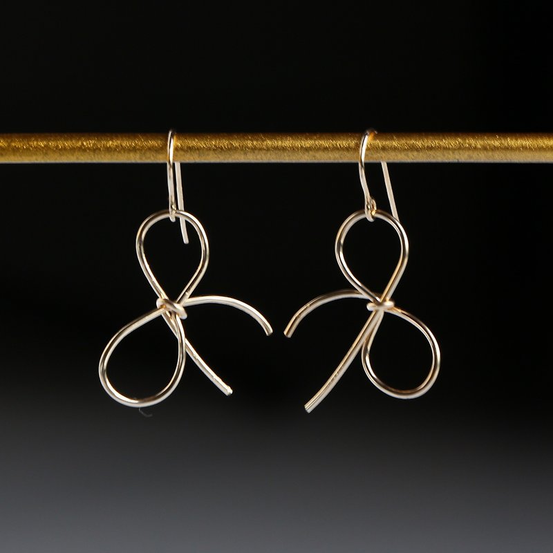 Simple ribbon pierced earrings-14kgf - ต่างหู - โลหะ สีทอง