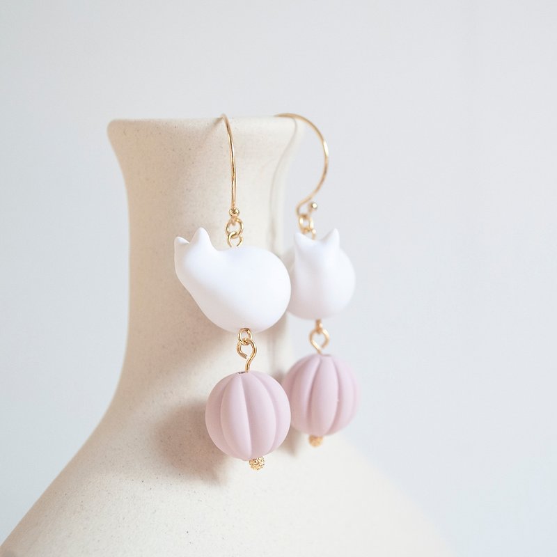 TeaTime Ball of White Cat and Creamy Peach Pumpkin Beads Frosted Matte Earrings - ต่างหู - ดินเหนียว สึชมพู