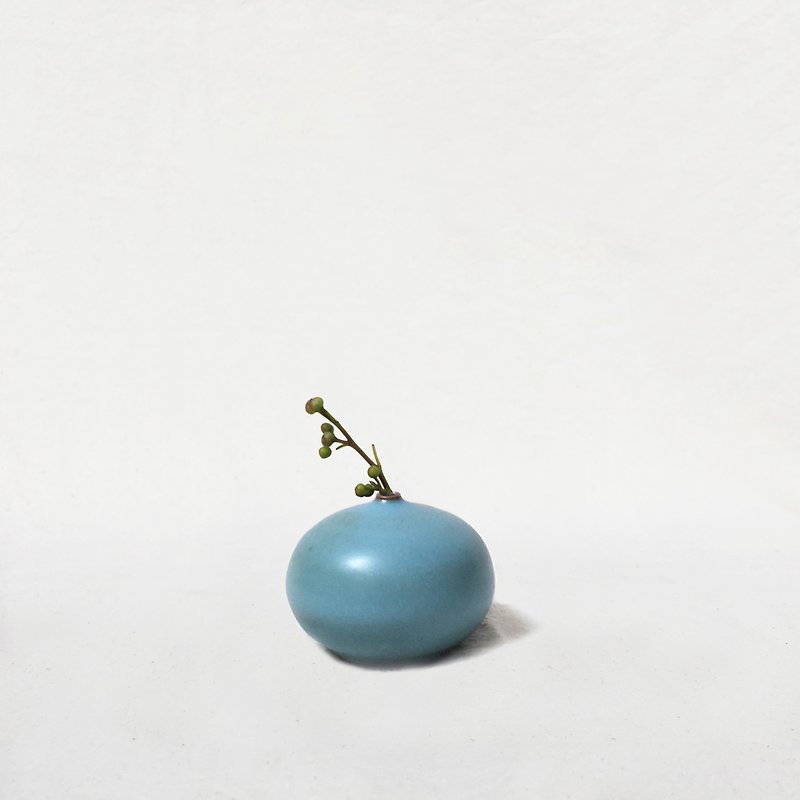 手工陶瓷淺藍色迷你花器－扁圆型 - 花瓶/陶器 - 陶 藍色
