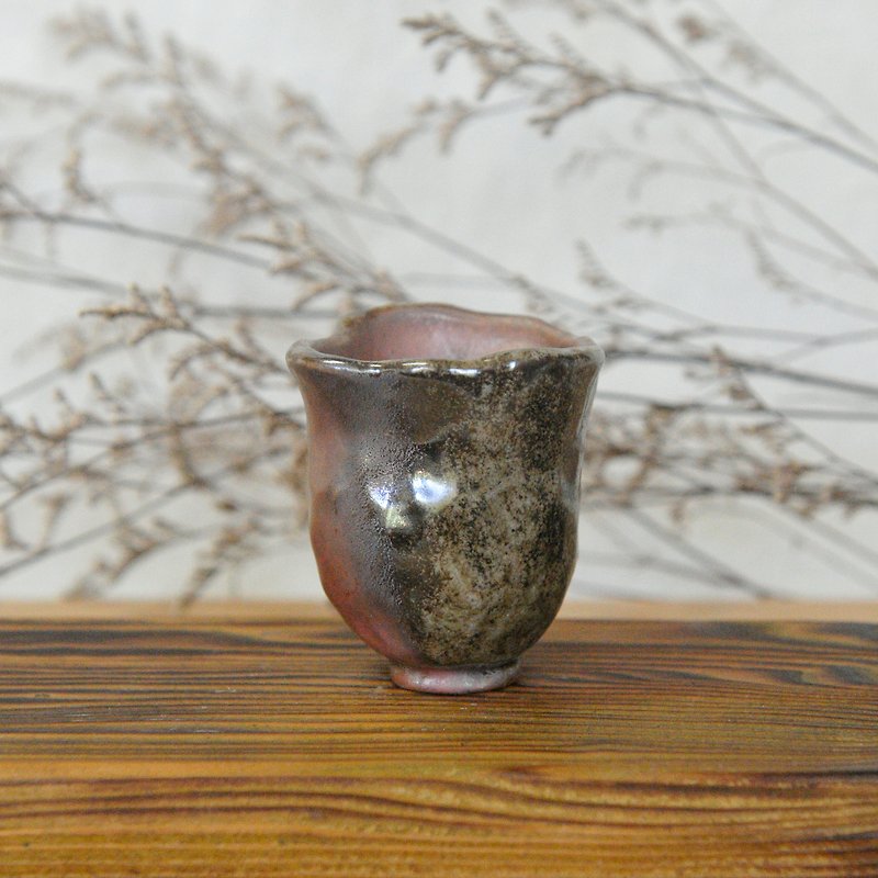 Wood fired pottery. Hand pinch small teacups grow like flowers - ถ้วย - ดินเผา สีนำ้ตาล