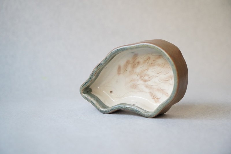 • 米粒出陶中 • 087 針鼴造訪 - 針鼴線香盤 - 香薰/精油/線香 - 陶 多色