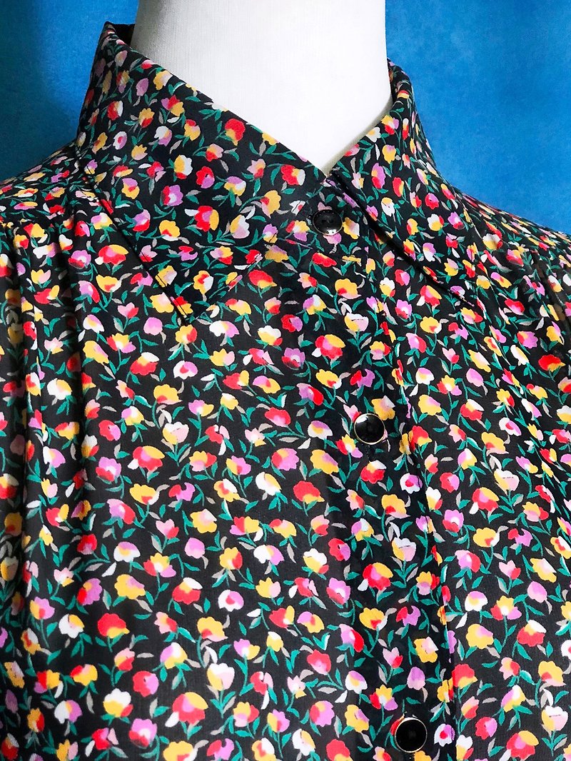 Flower sleeveless vintage shirt / brought back to VINTAGE abroad - เสื้อเชิ้ตผู้หญิง - เส้นใยสังเคราะห์ สีดำ
