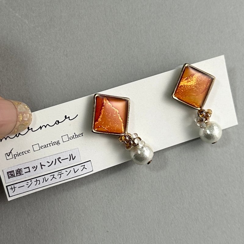 【1点のみ】オレンジ　アルコールインクアート　スクエア　ピアス　サージカルステンレス　国産コットンパール　上品　カジュアル　デート　おでかけ　ゴールド - 耳環/耳夾/耳骨夾 - 樹脂 橘色