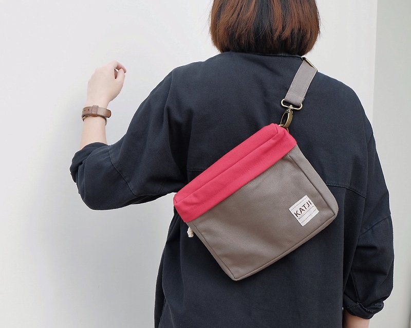 PiP BAG ( Traveller Bag ) : GREY x RED - กระเป๋าแมสเซนเจอร์ - วัสดุอื่นๆ สีแดง