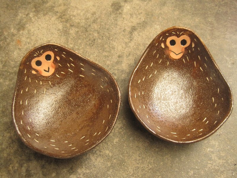 DoDo hand-made animal shaped bowl - monkeys bowl (shallow bowl) - ถ้วยชาม - วัสดุอื่นๆ สีนำ้ตาล