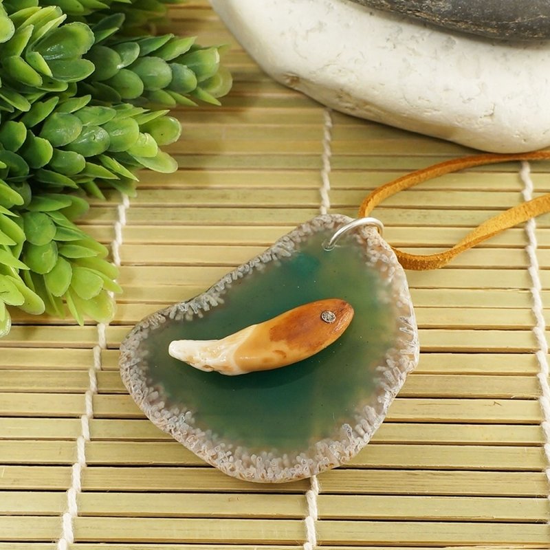 Real Wolf Tooth Necklace Green Agate Slice Wolf Fang Pendant Necklace Jewelry - 項鍊 - 其他材質 綠色