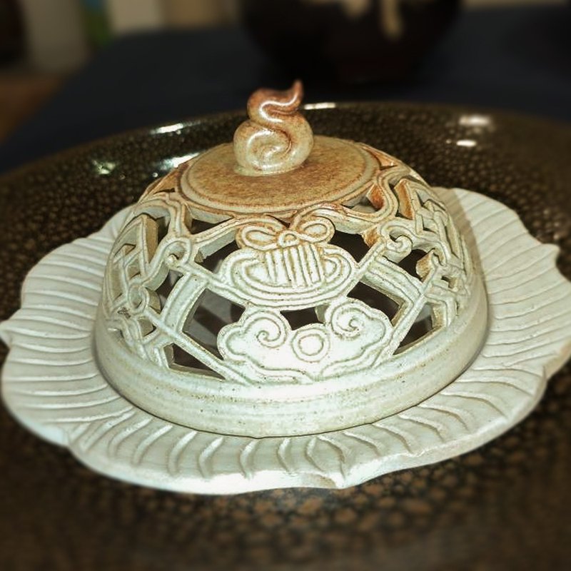 荷香美韻 簍空圓雕聞香爐 鶯歌燒 香座 環香座 香插 - 香氛/精油/擴香 - 陶 白色