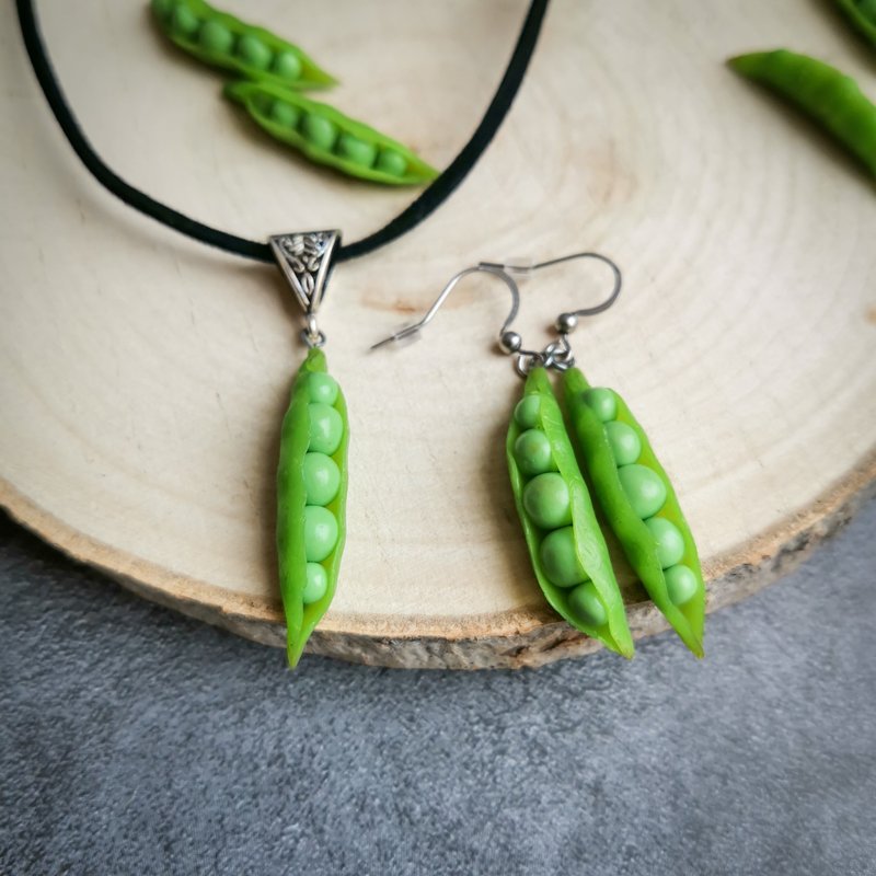 Green peas earrings and necklace are vegan cottagecore, funny, quirky, weird - 耳環/耳夾 - 黏土 綠色