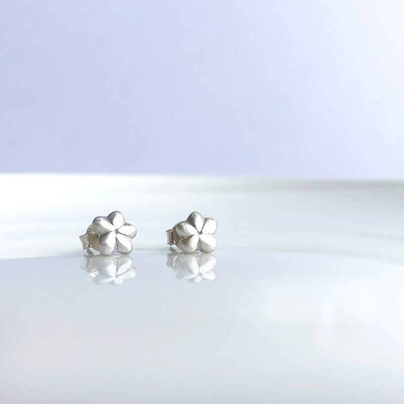 Tung Blossom May Snow- Sterling Silver Stud Earrings - ต่างหู - เงินแท้ สีเงิน