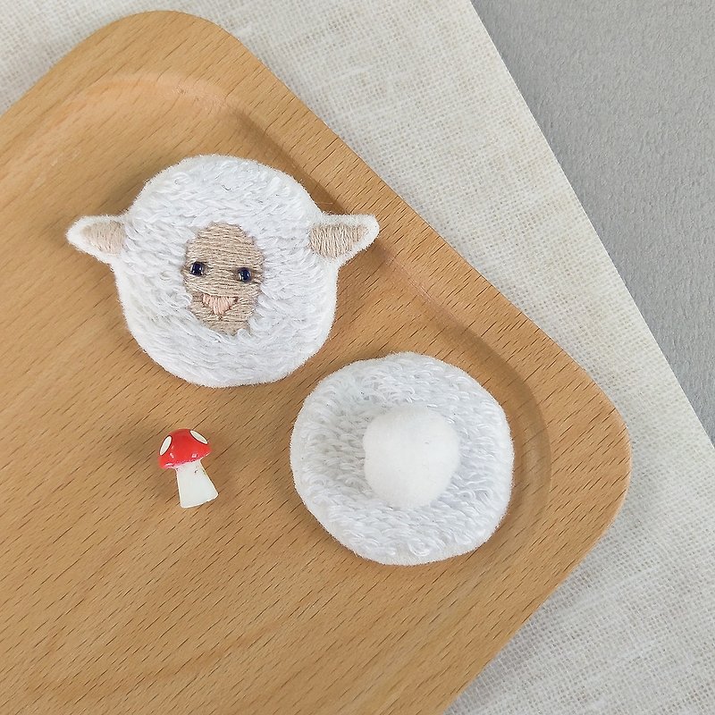 Sheep brooch • hand embroidery • hand embroidery brooch - เข็มกลัด - งานปัก ขาว