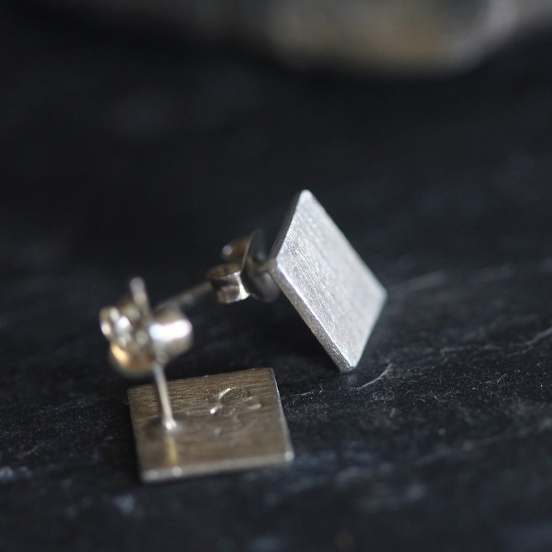 Square Stud Earring with scratched texture in silver or rose gold finish (E0132) - ต่างหู - เงิน สีเงิน