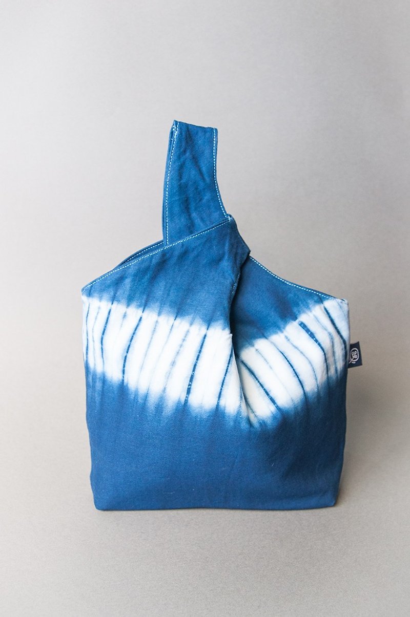 Simple blue dye handbag - blue and white stripe wind - กระเป๋าถือ - ผ้าฝ้าย/ผ้าลินิน สีน้ำเงิน