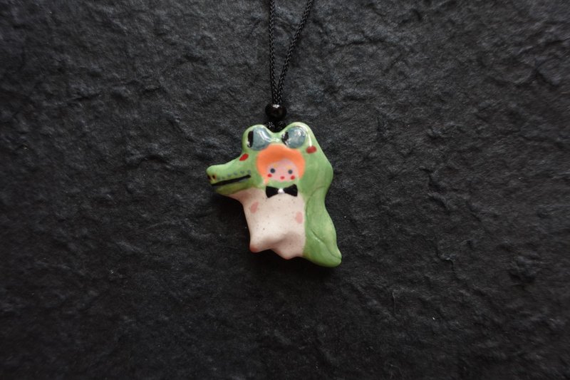 Original handmade ceramic necklace crocodile boy cute niche pendant unique design jewelry customizable gift - สร้อยคอ - ดินเผา สีเขียว