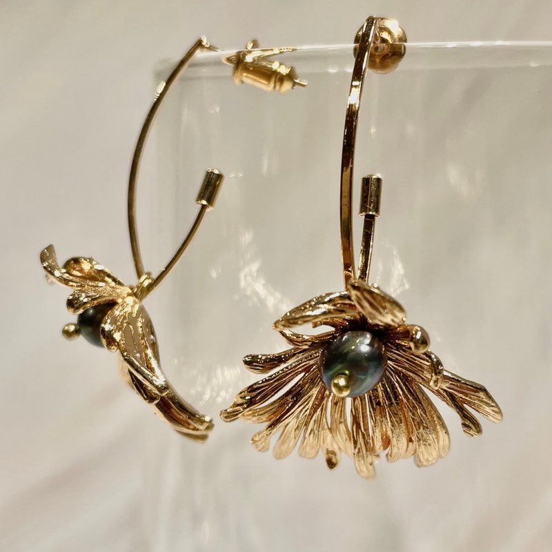 [Chestnut Flower] Elizabeth Charlotte earrings. black Pearl - Earrings & Clip-ons - Copper & Brass Gold