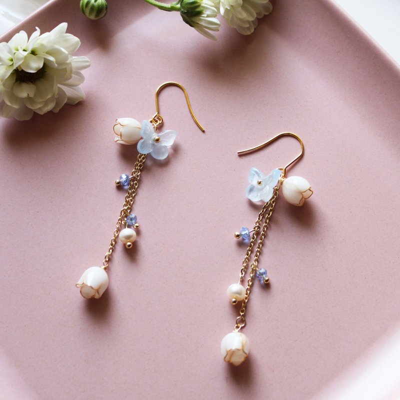 [Dancing Butterflies among Flowers] Lily of the Valley and Small Butterfly Earrings/ Clip-On - Earrings & Clip-ons - Resin White