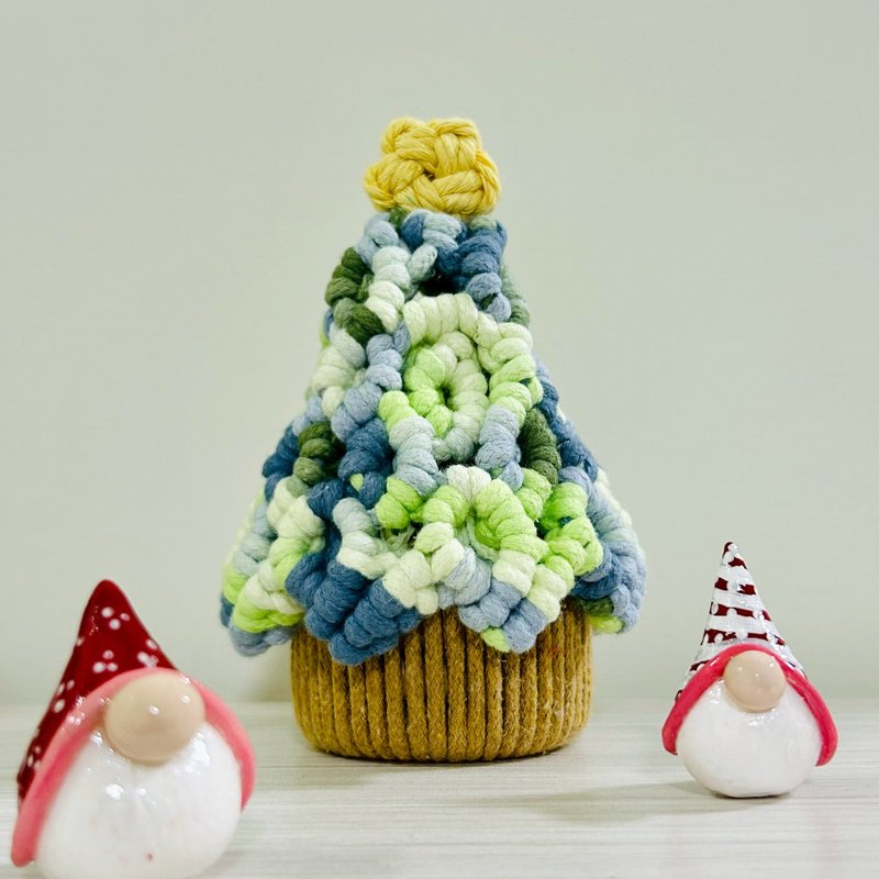 [Handmade] Crochet Christmas Tree Earring Display, Christmas Ornament, Includes 1 String of Christmas Lights - ของวางตกแต่ง - ผ้าฝ้าย/ผ้าลินิน หลากหลายสี