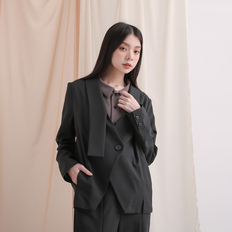 //SUMI xWEARMACAU// Ruying_如影不對稱西裝外套_21AF300_灰黑 - 女裝西裝外套/大衣 - 聚酯纖維 黑色
