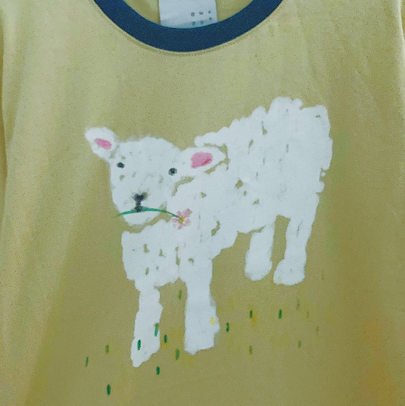 Baby Sheep Lamb with Flower Top T-shirt - T 恤 - 棉．麻 綠色