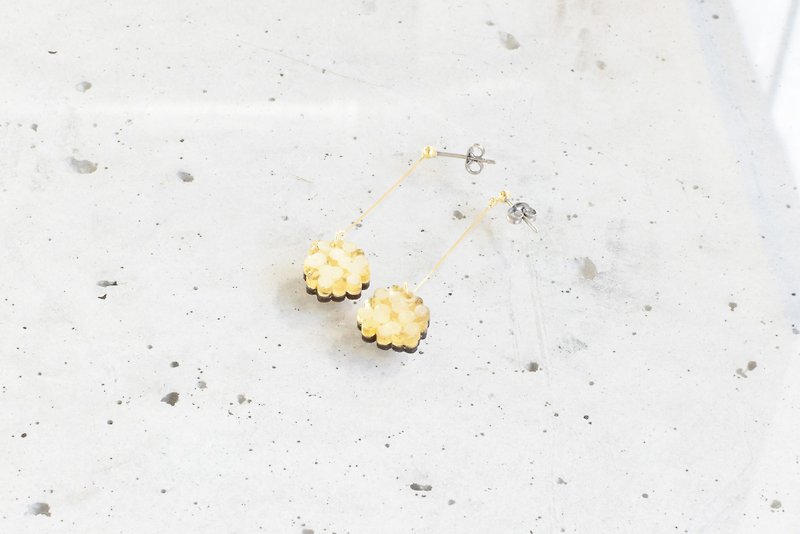 Small hydrangea swing earrings / GOLD - ต่างหู - ไม้ สีทอง