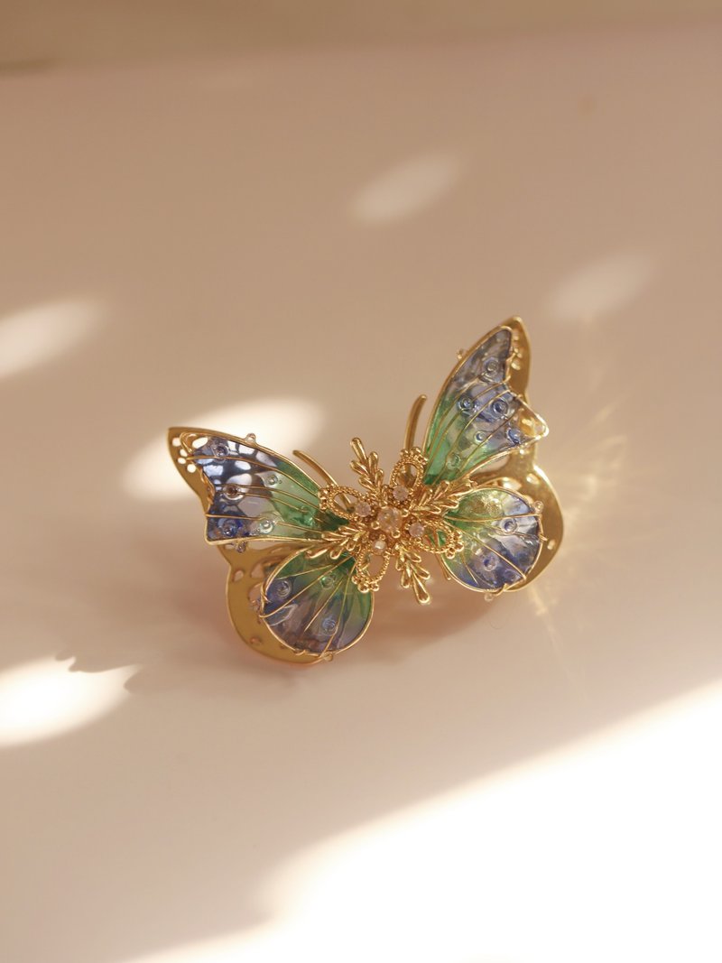 Youngstudio Mu Ri Yi Wu original handmade summer new product butterfly female brooch - เข็มกลัด - วัสดุอื่นๆ 