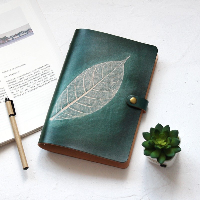 Birthday gifts, creative gifts such as the first layer of cowhide leaves embossed dark green A5 loose-leaf notebook handmade leather notebook free lettering 23.5*16cm - สมุดบันทึก/สมุดปฏิทิน - หนังแท้ สีเขียว