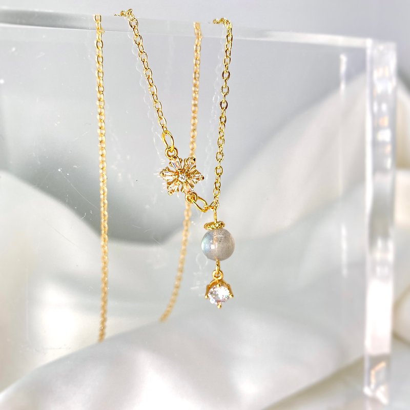 Elongated Lime Moon Stone Flash Diamond Small Flower Pendant Design Gold Plated Sterling Silver Natural Stone Water Necklace - สร้อยคอ - คริสตัล สีเทา