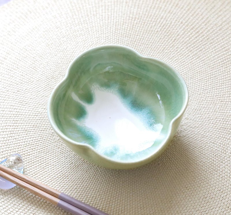 流れる若草色の四つ葉小鉢 - 碗 - 陶 綠色
