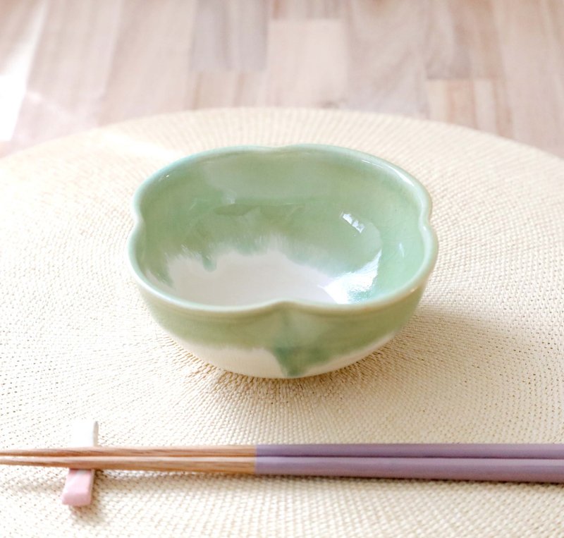 流れる若草色の四つ葉小鉢 ２ - 茶碗・ボウル - 陶器 グリーン