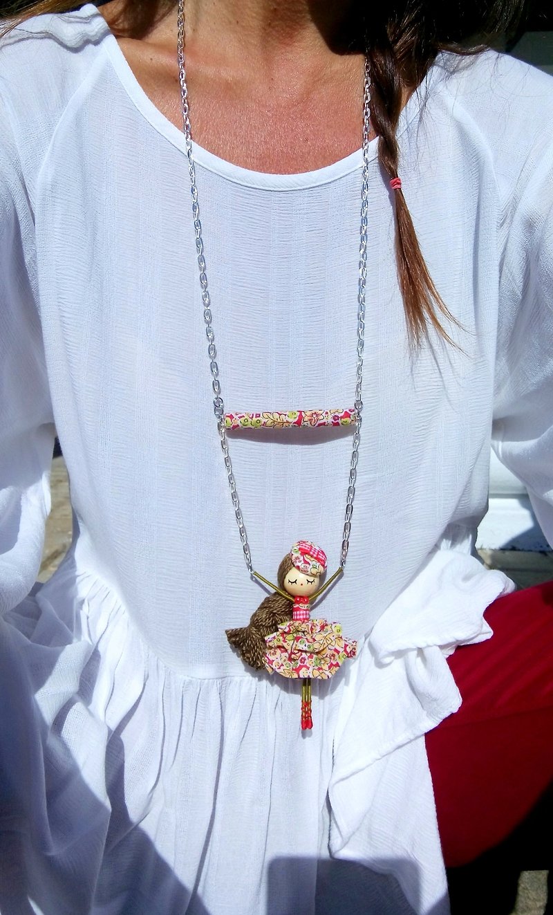 Balancing doll necklace - สร้อยคอ - โลหะ สีแดง