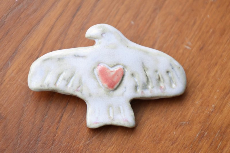 【即日発送】ブサかわが魅力のレリーフイーグル 手びねり陶器ブローチ 裏面にアロマオイルを垂らしてディフューザーとしても - ブローチ - 陶器 ホワイト