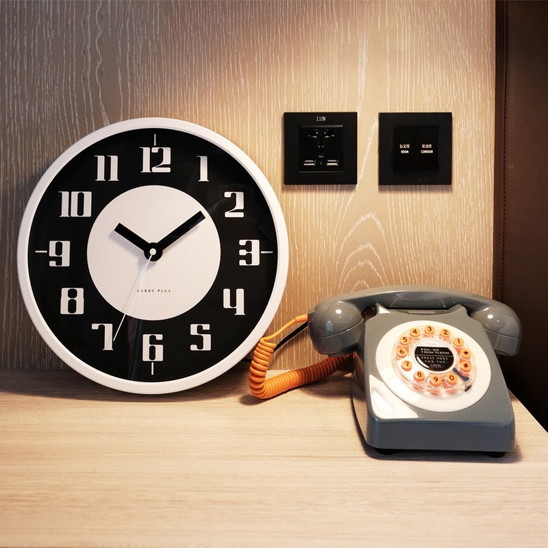 【CarryPlus】12-inch modern black and white stylish large character wall clock - นาฬิกา - พลาสติก สีดำ