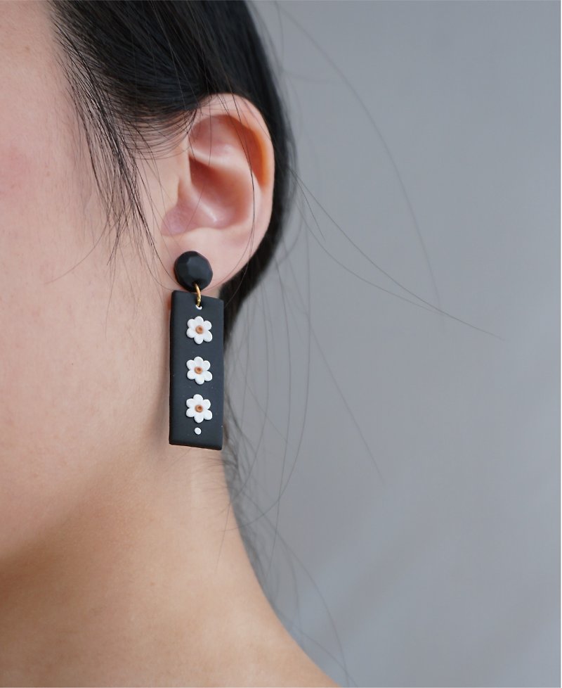 PARTY FOR EARS | Black simple rectangular flower soft pottery earrings S925 sterling silver ear pin Clip-On - ต่างหู - ดินเผา สีดำ