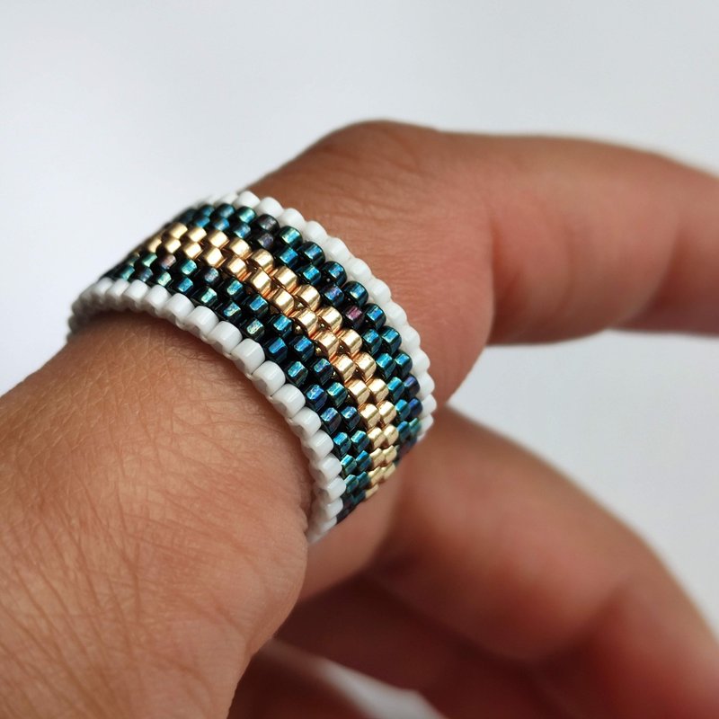 Gold, Green, White beaded ring, Handmade minimalist jewelry, beaded accessories - 戒指 - 玻璃 金色