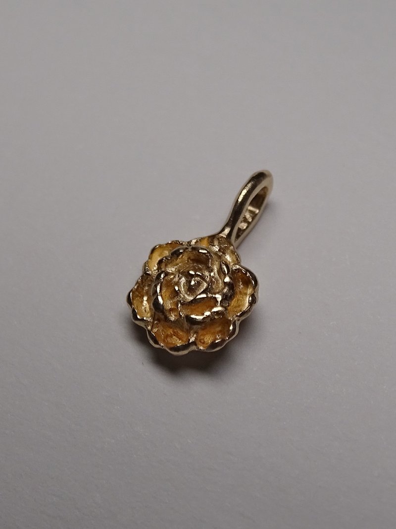 Peony Charm. Solid gold flower charm. Delicate daily jewellery. - สร้อยคอ - เครื่องประดับ สีทอง