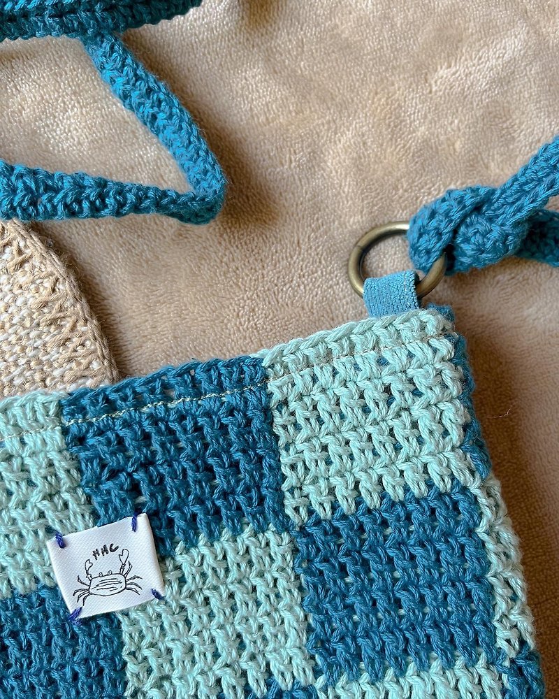 Lake丨Handmade square crochet bag丨Lake green & shallow lake green - กระเป๋าแมสเซนเจอร์ - ผ้าฝ้าย/ผ้าลินิน หลากหลายสี