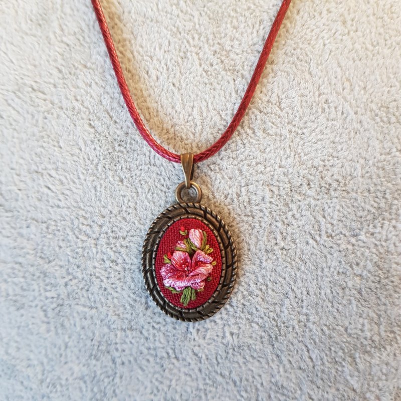 刺繡 珠寶 Ribbon embroidered pendant for her, pink jewelry embroidery - สร้อยคอ - ผ้าไหม สึชมพู