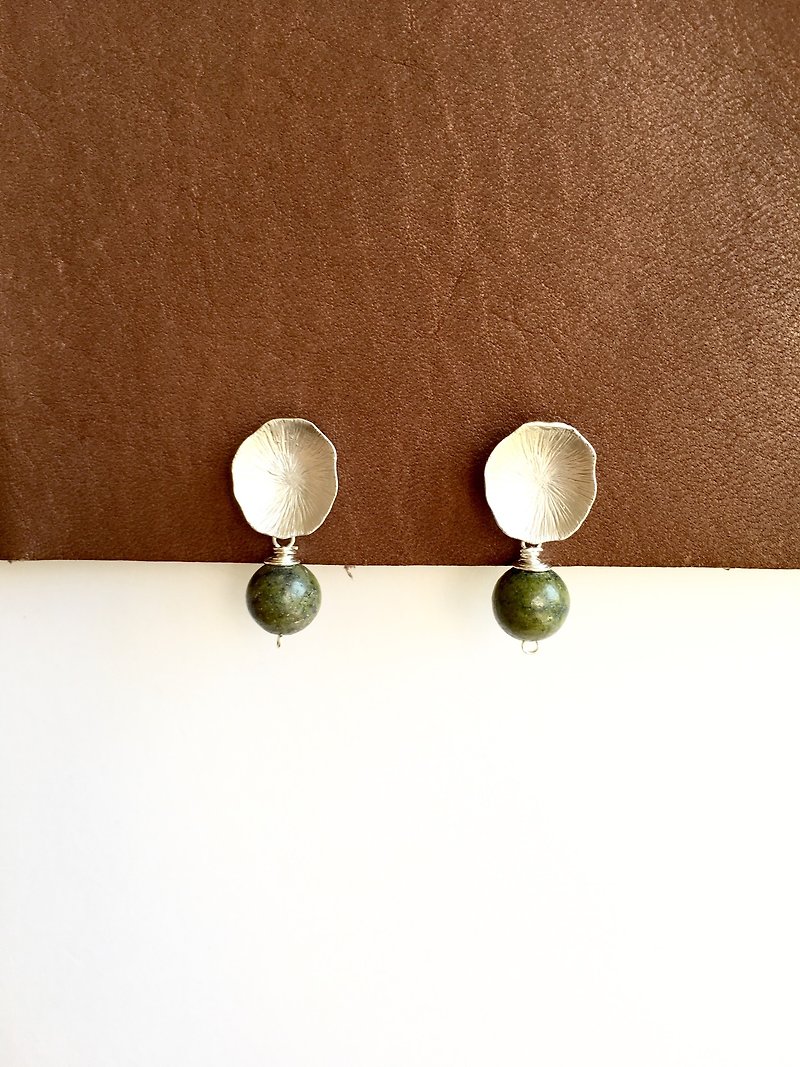 Lotus and chalcopyrite earrings - ต่างหู - หิน สีเขียว