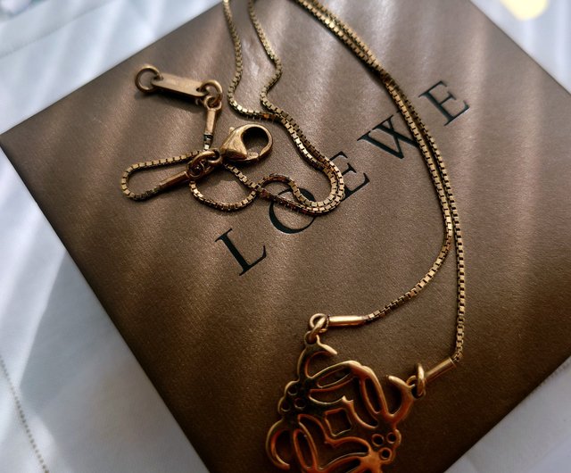 ロエベ　アナグラムチャーム　ネックレス　美品 中古美品 箱付き ロエベ アナグラム スモールロゴ 鎖骨チェーン