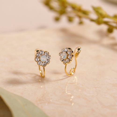 in the mirror 【Pinkoi限定商品】sparkling flower loop-fit earring WH ループフィットイヤリング 花 ホワイト