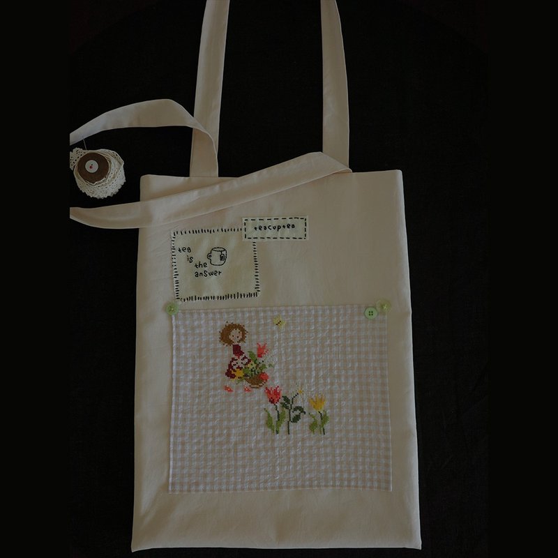 garden sets| tea is the answer Plant dyed embroidery handmade Tote cloth bag - กระเป๋าแมสเซนเจอร์ - ผ้าฝ้าย/ผ้าลินิน หลากหลายสี