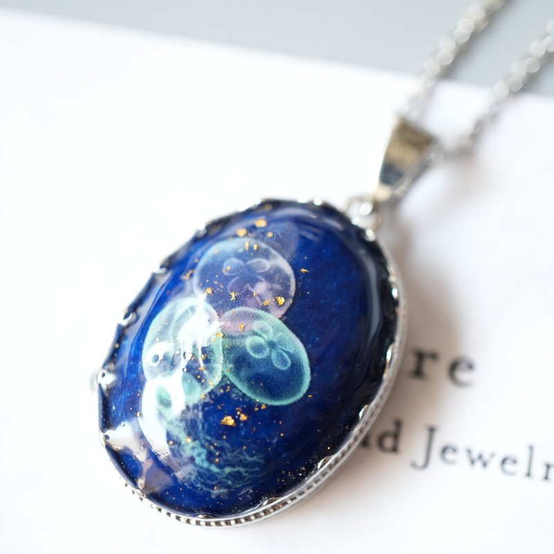 Natural Lapis Lazuli and Jellyfish Pendant Necklace with 24K Gold Leaf - สร้อยคอ - เครื่องเพชรพลอย สีน้ำเงิน