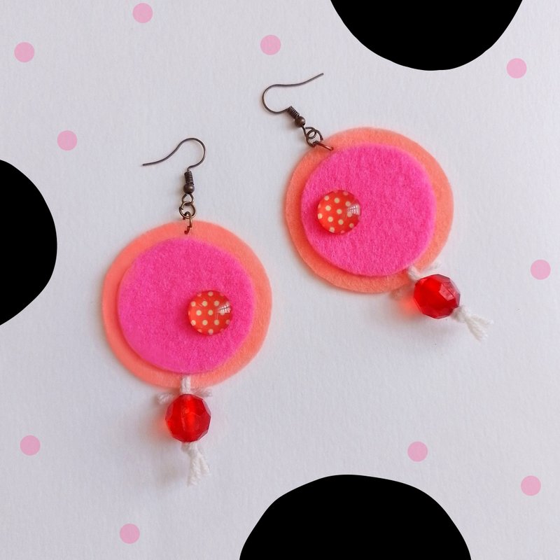 Cute free-form dangle earring design with hand-stitching on hard felt with beads - 耳環/耳夾/耳骨夾 - 其他材質 粉紅色