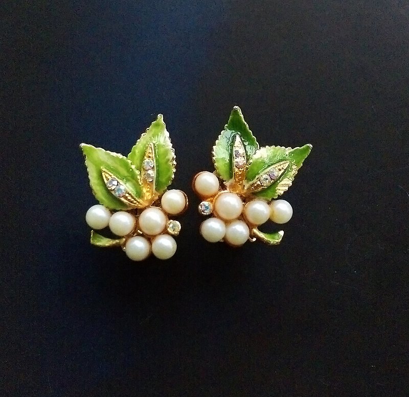 【西洋古董飾品 】仿珠 優雅 珠葉 對稱 夾式耳環 - ต่างหู - วัสดุอื่นๆ สีทอง
