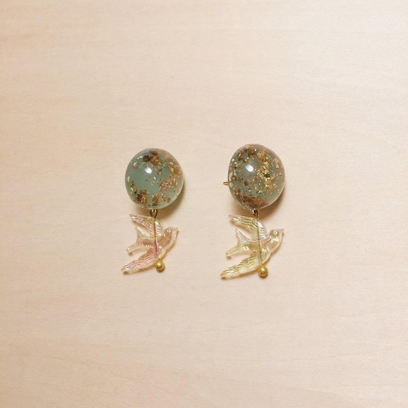 Vintage green gold foil balls transparent bird earrings - ต่างหู - เรซิน สีเขียว