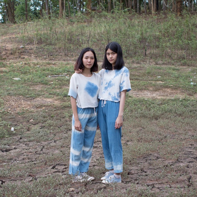 linnil: Natural dye indigo crop top - made of comfortable 100% cotton - เสื้อผู้หญิง - ผ้าฝ้าย/ผ้าลินิน ขาว