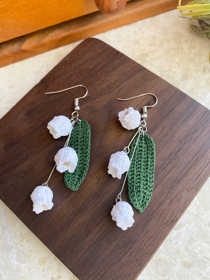 手工編織小白鈴蘭花耳環 Crochet earrings 耳針 - 耳環/耳夾/耳骨夾 - 繡線 綠色
