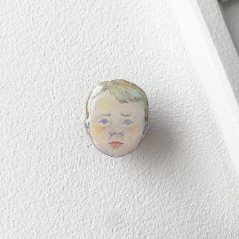 #22 SERENE Boy：Handmade Shrink Plastic Brooch - เข็มกลัด - พลาสติก 
