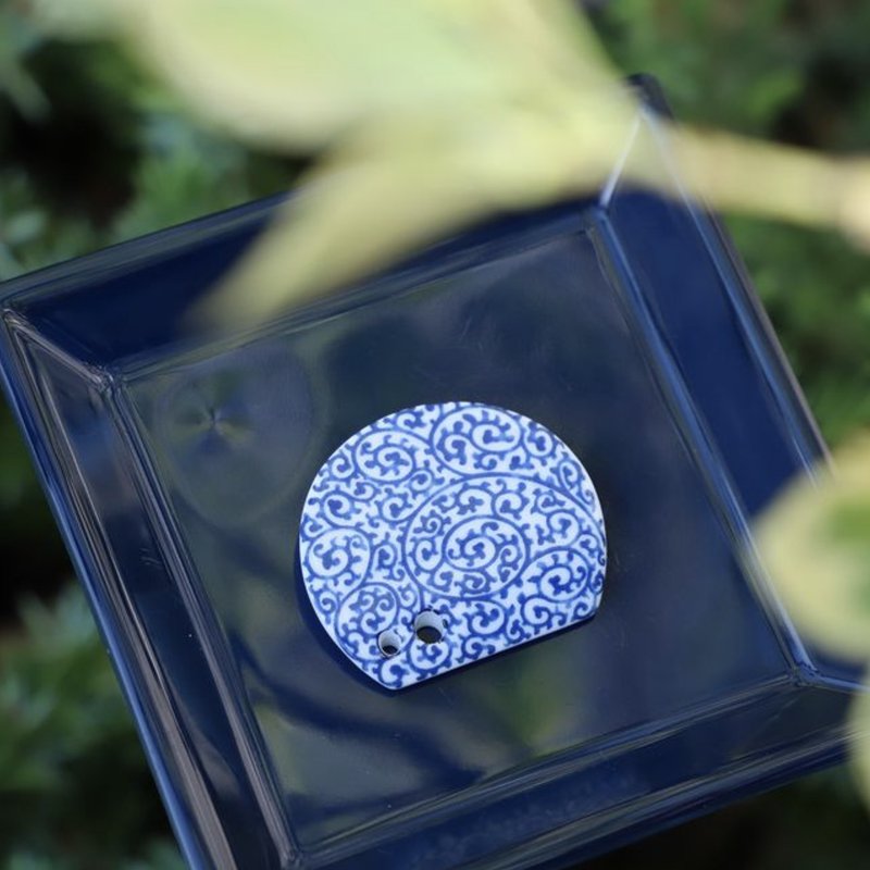 松榮堂新款香立  唐草紋 半圓形雙孔香立 日本製瓷器 - 香氛/精油/擴香 - 瓷 