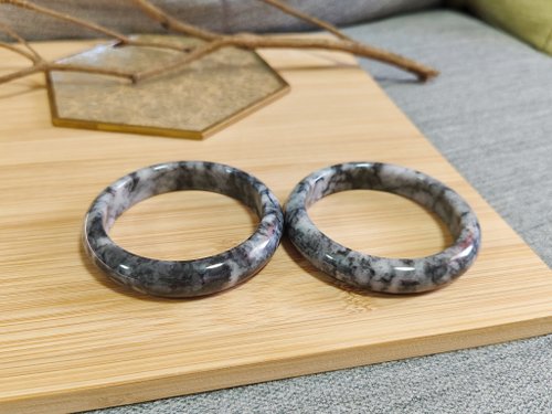 螺絲帽帽工作室 【純翠】天然翡翠 冰烏雞超強藝術意境美手鐲57號圈口 附臺灣證書