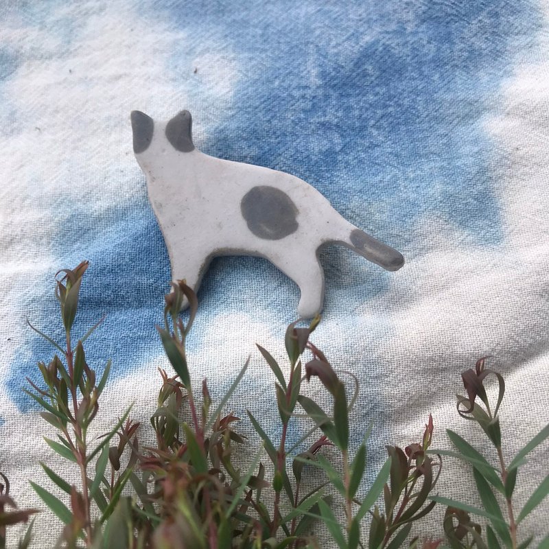 Gray and white Cat  / ceramic brooch / handmade - 胸針 - 陶 白色